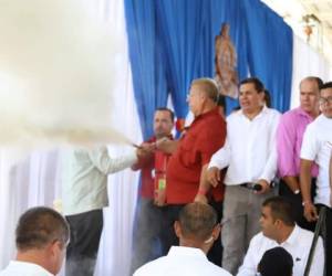 El diputado del Partido Libertad y Refundación (Libre), Sergio Castellanos, activa uno de los extintores instalados en el Congreso Móvil ubicado en Gracias, Lempiras. Foto: Cortesía.