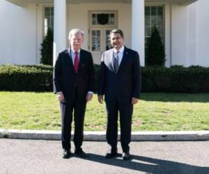 El consejero de seguridad nacional de la Casa Blanca, John Bolton, junto al presidente hondureño Juan Orlando Hernández. Foto: Twitter John Bolton.