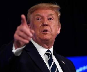 Trump, que desde el año pasado no ha dirigido la palabra a la presidenta de la Cámara de Representantes, la demócrata Nancy Pelosi, buscó jugar el papel de salvador en un año electoral. AP.