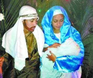 Dos paraiseños representan a José y María al momento del nacimiento de Jesús.