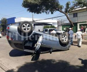 La camioneta quedó volcada en una de las calles de la colonia Miraflores de la capital. Foto Estalin Irías / EL HERALDO