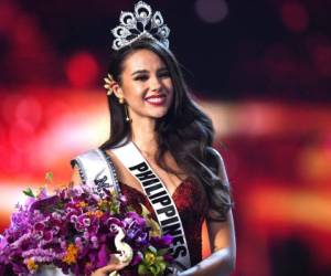 Catriona Gray of the Philippines smiles after being crowned the new Miss Universe 2018 on December 17, 2018 in Bangkok. (Photo by Lillian SUWANRUMPHA / AFP)
