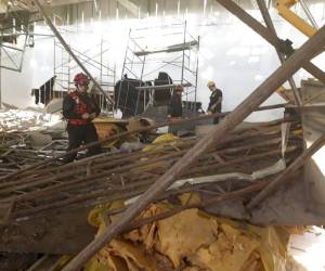 El siniestro, que no afectó el servicio de vuelos, tuvo lugar en una nueva terminal de partidas de vuelos que se está construyendo en Ezeiza y que debía inaugurarse en diciembre. Foto: AP.