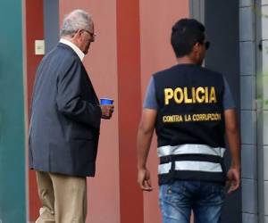 Los allanamientos se realizaron mientras el fiscal Hamilton Castro, a cargo del Equipo Especial Anticorrupción, sustentaba ante un tribunal un pedido de 18 meses de impedimento de salida del país contra Kuczynski. (AFP)