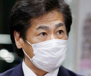 El ministro japonés de Salud, Norihisa Tamura, habla a la prensa después de que un comité de su Ministerio autorizara la vacuna contra el coronavirus desarrollada por Pfizer Inc. AP.
