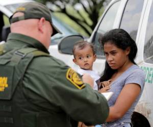 Los padres que han sido detenidos por el ICE en su mayoría están siendo trasladados a lugares cerca de sus hijos y las familias serán dejadas en libertad. Foto: Agencia AP