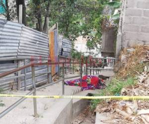 La víctima quedó en un angosto callejón de la colonia capitalina. Fotos: Estalin Irías/El Heraldo.