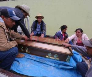 Los parientes lloraron desconsolados sobre el ataúd. (Foto: El Heraldo Honduras/ Noticias Honduras hoy)