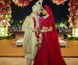 Así lució la pareja en su segunda boda, un ritual hindú.