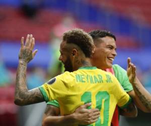 Thiago Silva, de la selección de Brasil, felicita a Neymar, quien marcó el segundo gol ante Venezuela en el partido inaugural de la Copa América. Foto:AP