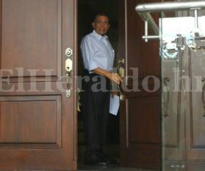 El expresidente Porfirio Lobo Sosa salió frente a su residencia ubicada en El Chimbo para defenderse ante los señalamientos por un narco preso en Estados Unidos. Foto: Jonhy Magallanes/ EL HERALDO