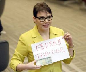 Días atrás la diputada de Libre, Beatriz Valle, acusó al diputado Esdras Amado López de traidor (Foto: Alex Pérez/EL HERALDO)