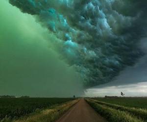 El fenómeno meteorológico provocó tonalidades verdes en los cielos de algunas áreas y para muchos causó asombro.