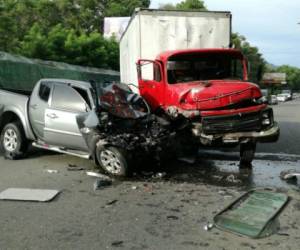 El vehículo donde se trasladaban los agentes impactó contra un camión en la carretera C-13.