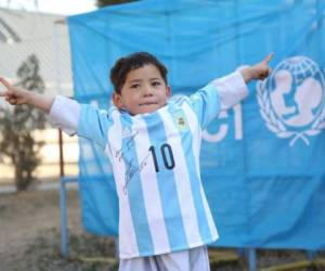 Así lució Murtaza Ahmadi en la página de perfil de Unicef en facebook luego que Leo Messi le hiciera llegar una camisa de la selección de Argentina.