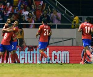 Los jugadores ticos celebran el triunfo. Foto AFP