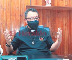 El padre Juan Ángel López fue entrevistado por EL HERALDO en su oficina de la parroquia Sagrado Corazón de Jesús, ubicada en la colonia Miraflores. El párroco fue contundente con su mensaje. Foto: Efraín Salgado/ EL HERALDO