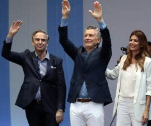 'Vamos a dar vuelta a la elección y al futuro de Argentina. Necesitamos que nos acompañen a construir la Argentina que soñamos', clamó desde la tarima un entusiasta Macri. Foto AFP