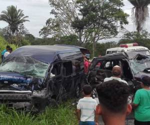 Así quedaron los dos automotores tras el fuerte encontronazo.