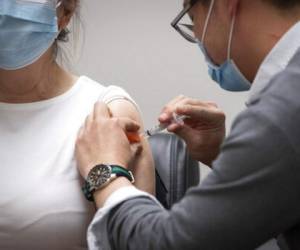 Holanda anunció el viernes la suspensión temporal del temporalmente el uso de la vacuna de coronavirus de AstraZeneca en pacientes menores de 60 años, luego de reportes de un número muy pequeño de personas que sufrieron raros coágulos tras recibir la inyección. Foto AP