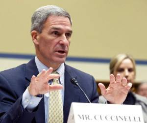 El juez escribió que Cuccinelli no era elegible a excepciones para funcionarios que obtuvieron la aprobación del Senado para otros cargos o pasaron 90 días del año previo dentro de la agencia. Foto: AP.