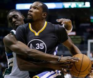 Kevin Durant llevó a Golden State a una nueva victoria ante los Bucks.