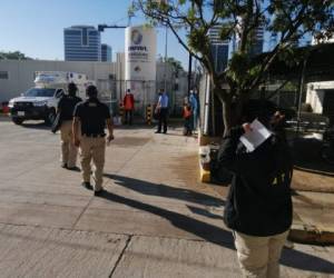 Varios agentes de la Atic llegaron hasta el hospital móvil de San Pedro Sula.