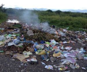 Promontorios de basura son arrojados a las carreteras por ciudadanos de áreas residenciales que no pagan la recolección.