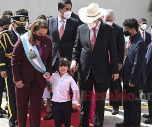 Tomando de la mano a su nieto y acompañada de sus ministros, así llegó la presidenta Xiomara Castro. Foto: AFP/EL HERALDO.