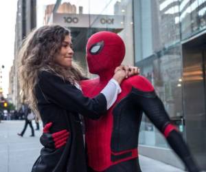 Esta imagen publicada por Sony Pictures muestra a Zendaya y a Tom Holland en una escena de 'Spider-Man; Far From Home'.