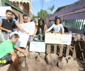Vecinos de la colonia Villa Nueva de la capital de Honduras protestan por tanta inseguridad. (Fotos: Estalin Irías / EL HERALDO)