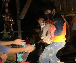 Cinco niños figuran entre las víctimas. Al menos 19 casas quedaron dañadas en Tarakan. AFP.