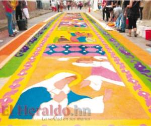 Las alfombras de aserrín atraen a miles de turistas el Viernes Santo. Foto: EL HERALDO