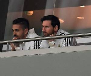 Messi en el palco del Wanda Metropolitano antes de salir 'huyendo' de la derrota de Argentina ante España.