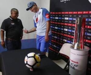 El entrenador de los azules del Motagua, Diego Vazquez, preguntó a Concacaf si era necesario que la copa estuviera en la última conferencia de prensa. Foto: Marvin Salgado / El Heraldo.
