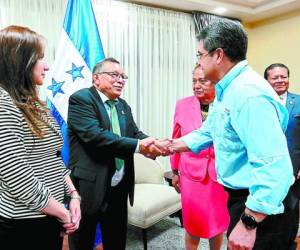 El presidente Hernández en reunión con parlamentarios.