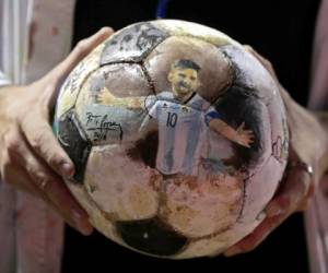 Leo Messi aparece dibujado en un balón de un aficionado argentino. Foto:AFP