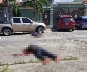 Una de las víctimas fue acribillado en medio de la calle de la colonia Jardines del Valle de la ciudad de San Pedro Sula.