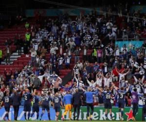 Finlandia tuvo un debut de ensueño en su primera Eurocopa al derrotar a Dinamarca este sábado. Foto: AFP