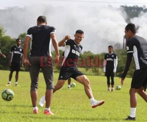 El Patón recibió una pelota y se la tiró a un desprevenido Menjívar, quien luego salió corriendo en busca del volante de contención. Foto: El Heraldo