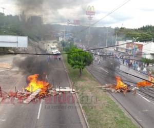 Los manifestantes inhabilitaron el paso en el bulevar Fuerzas Armadas de la capital de Honduras. Foto: Alex Pérez/EL HERALDO.