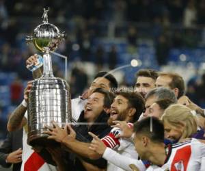 El técnico Marcelo Gallardo de River Plate festeja con el trofeo de la Copa Libertadores tras vencer a Boca Juniors en la final que se disputó en el estadio Santiago Bernabéu en Madrid. Foto:AP