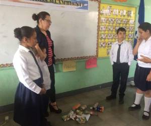 Los especialistas de MiAmbiente explicaron a los niños sobre la separación de residuos sólidos. Foto: El HERALDO