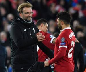 El técnico alemán del Liverpool Jurgen Klopp gesticula con el centrocampista inglés del Liverpool Alex Oxlade-Chamberlain al pito final durante el partido de fútbol de cuartos de final de la UEFA Champions League. Foto: AFP