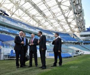 El presidente ruso, Vladimir Putin, y el presidente de la FIFA, Gianni Infantino, visitan el estadio Fisht en el balneario de Sochi. Foto AFP