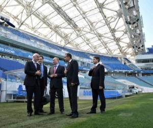 El presidente ruso, Vladimir Putin, y el presidente de la FIFA, Gianni Infantino, visitan el estadio Fisht en el balneario de Sochi. Foto AFP