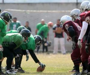 Acción del partido que Raptors le ganó 20-18 a Huracanes en el inicio de la temporada del fútbol americano en la capital. Foto de David Romero / El Heraldo.