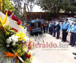 Colegas rindieron honores a los policías abatidos en la colonia Cerro Grande de Tegucigalpa. Foto Estalin Irías| EL HERALDO