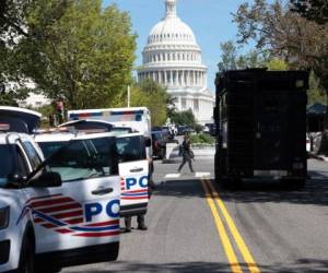 Muchos vehículos policiales y ambulancias podían verse alrededor del perímetro del Capitolio, en gran parte acordonado, mientras policías y agentes del FBI estaban desplegados en la zona.