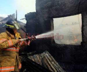 La intervención de los vecinos del lugar evitó que el fuego avanzara mientras llegaba el auxilio de los bomberos. (Foto: Jimmy Argueta/ El Heraldo)